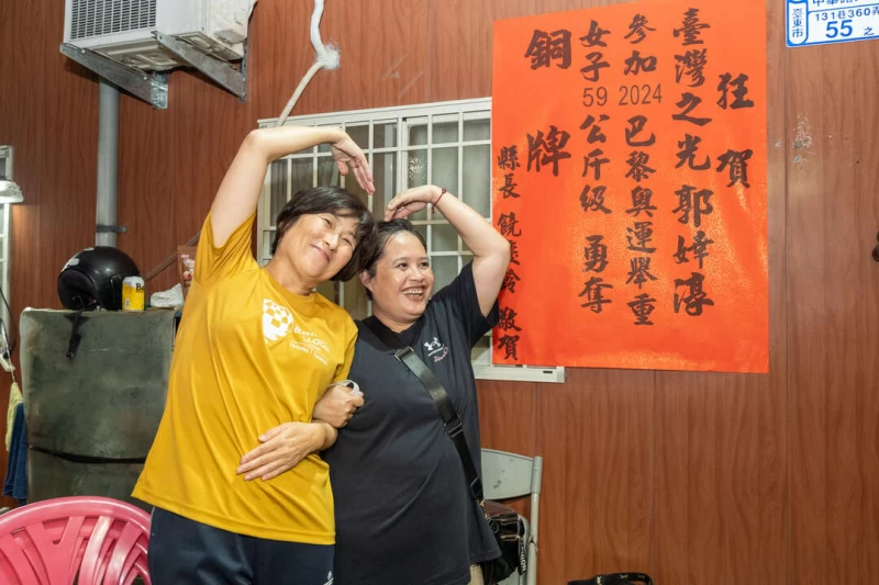台東縣長饒慶鈴赴郭婞淳家中祝賀。（圖:台東縣政府提供）