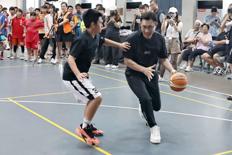 立法院副院長江啟臣右與小朋友鬥牛。（國小體總提供）