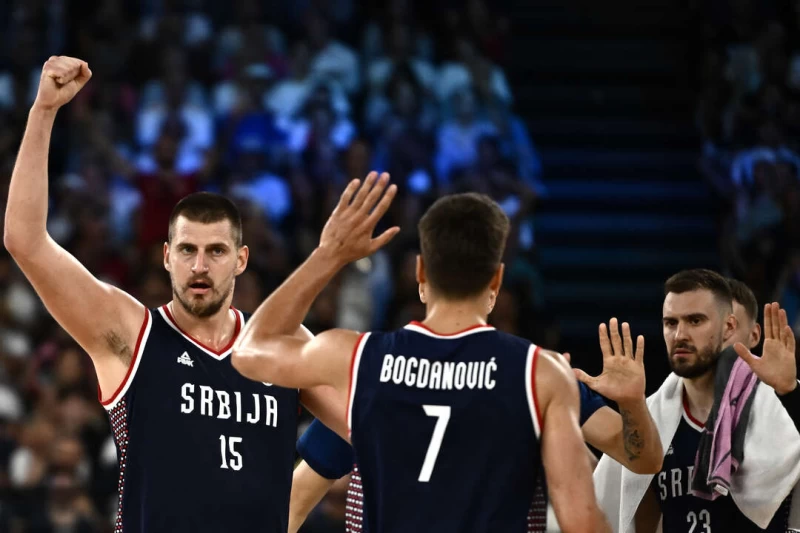 約基奇(Nikola Jokic,左)助塞爾維亞成功摘銅。法新社