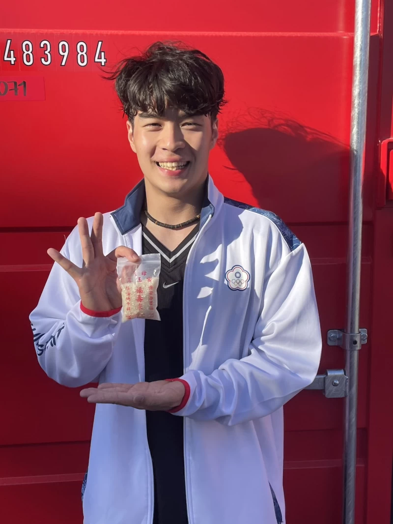 孫振拿出一包平安米形容這是他的奧運門票。中華奧會提供
