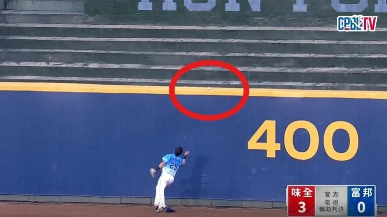 鞏冠深遠飛球被判定為全壘打。截自CPBL TV