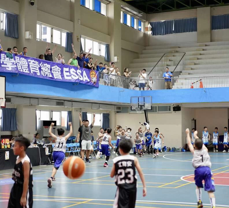 光華國小晉級八強全隊興奮地在場上慶祝家長在觀眾席也很開心。（國小體總提供）