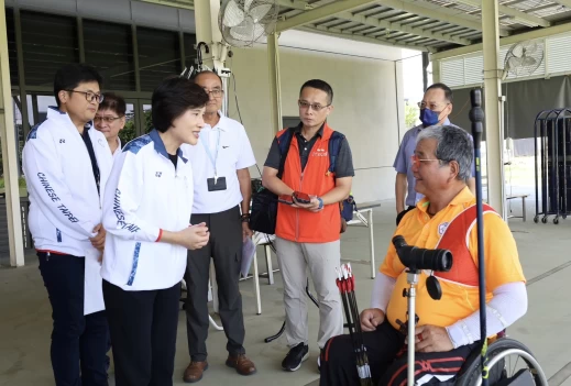 副院長鄭麗君今到國家運動訓練中心，為帕運選手加油打氣，左為行政院副院長鄭麗君、右為射箭曾隆煇選手。體育署提供