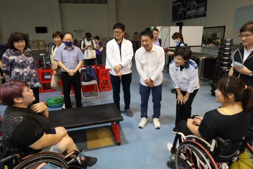 帕運選手首度長期進駐國家運動訓練中心集訓，在完善的後勤支援環境中安心備戰。右為帕運健力選手林資惠、左為健力選手林亞璇。體育署提供