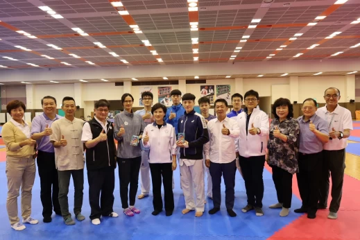 行政院副院長鄭麗文(左6)號召國人繼續支持並為帕運選手精彩表現喝采，同心協力制勝巴黎。體育署提供