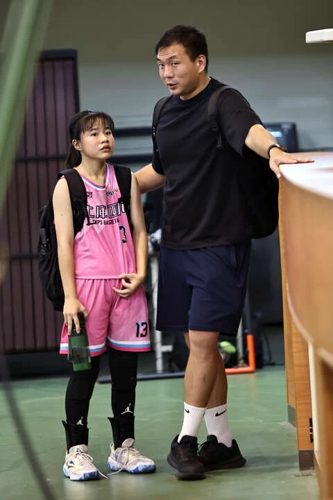 前球星龍弘元右安慰雲林土庫國小女籃許容瑄 。（國小體總提供）