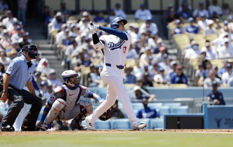 洛杉磯道奇球星大谷翔平在今年4月一場比賽，敲出大聯盟第176轟。法新社