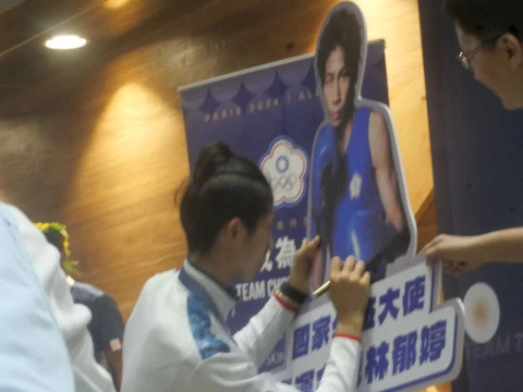 林郁婷當場簽名成為國家霸凌大使。詹健全攝