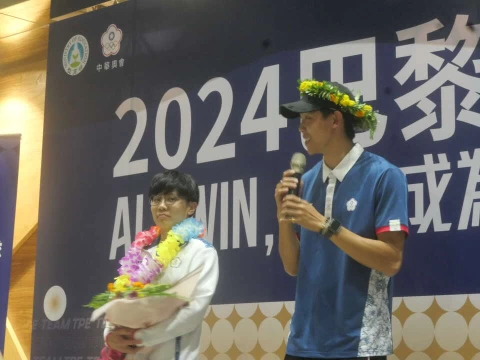 田徑彭名揚(右)和桌球鄭怡靜在機場接受祝福。詹健全攝