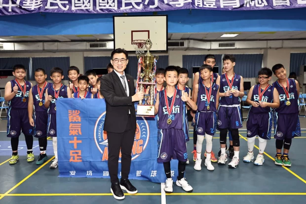 新北安坑國小獲得全國小學夏季聯賽冠軍。（國小體總提供）