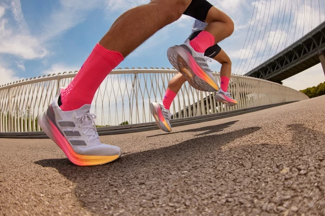 adidas Ultraboost 5搭載輕量Light Boost 中底科技在腳跟和前掌區域泡棉增加了9毫米, 提供更卓越的緩震與舒適感受。官方提供
