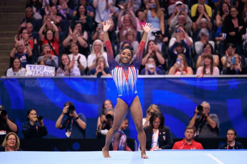 美國體操「黑珍珠」拜爾斯 (Simone Biles ) 的母親突然回來要認親。法新社