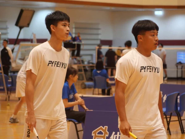 明新科大李振瑋(左)今年改闖男雙和男單戰場。大專體總提供