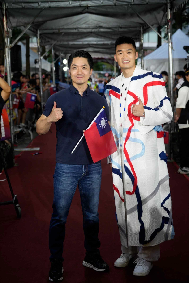 王齊麟(右)凹台北市長蔣萬安合照。台北市政府提供