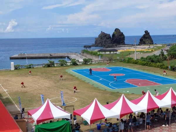 綠島公館國小棒球與籃球合併使用的簡易球場。 （圖：王覺一攝）