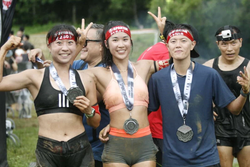 菁英女子組前三謝伯韶(中)、王南評(左)和何孟秋(右)。大會提供