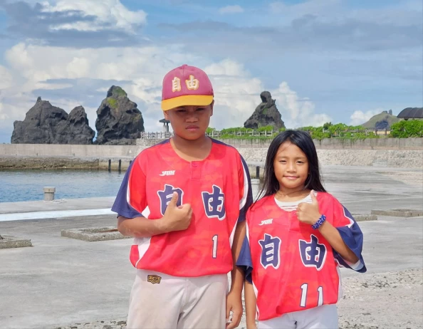 台中自由國小兄妹檔林泫與林萌。 （王覺一攝）