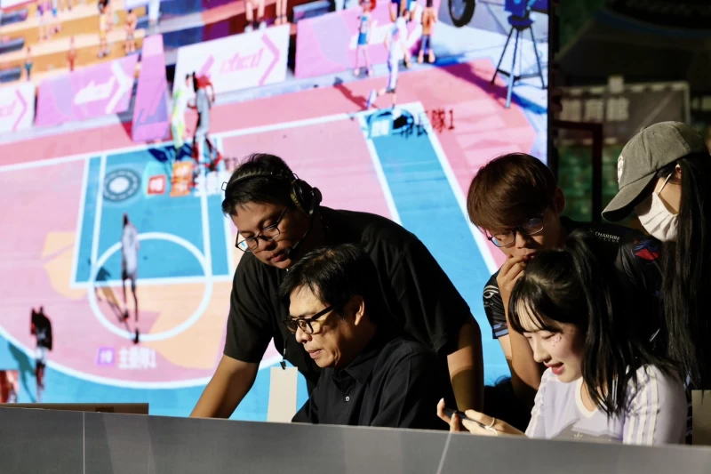 NBA街籃手遊賽前教學及選角色。高雄市政府提供