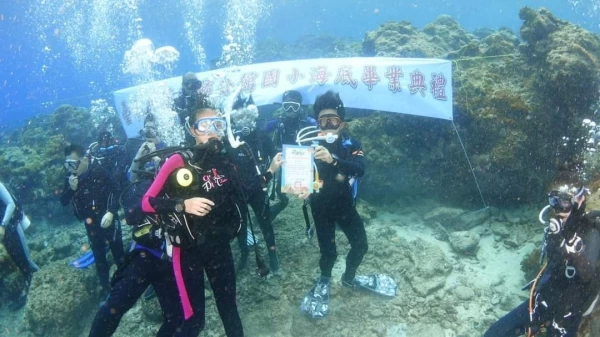 綠島公館國小畢業典禮在每底舉行。 （圖：取自公館國小臉書〉