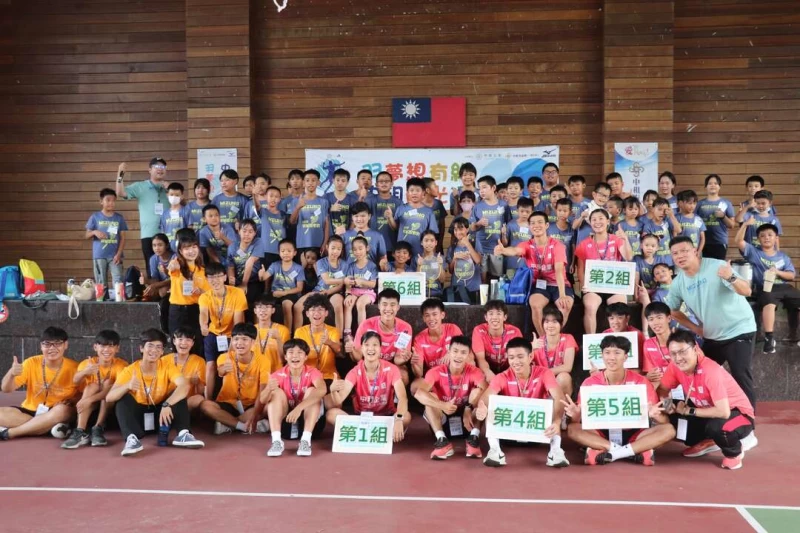 中租羽球隊高雄師範大學宏遠社會服務社與參與羽球營的學童們開心合影。官方提供