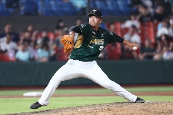 21歲左投黃群扛下台鋼終結者位置。(圖:台鋼雄鷹提供)