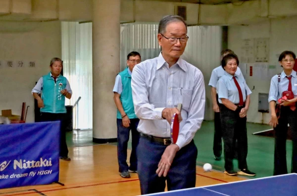 鉅明公司董事長林進能很開心全國少年精英隊伍來林園參賽，並主持開球儀式。鉅明文教基金會／提供