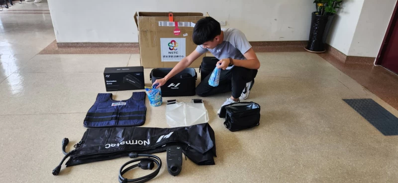 國訓中心生理人員林則甫整備氣壓式按摩機及相關設備，進行巴黎帕運中繼站準備工作。國訓提供