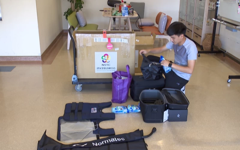 國訓中心生理人員林則甫整備氣壓式按摩機及相關設備，進行巴黎帕運中繼站準備工作。國訓提供