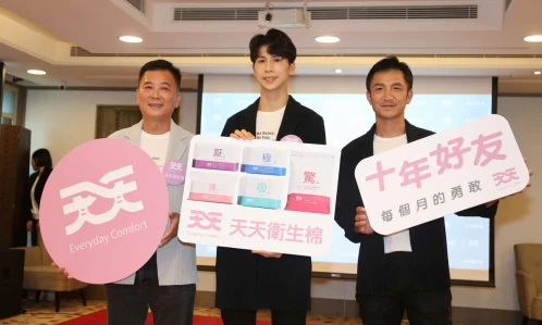 林郁婷(中)奧運返台後接下首個代言。李天助攝