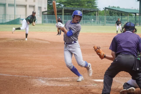 許峰穎在滿壘時仔細選球獲四壞保送擠回1分。陳孟葦攝