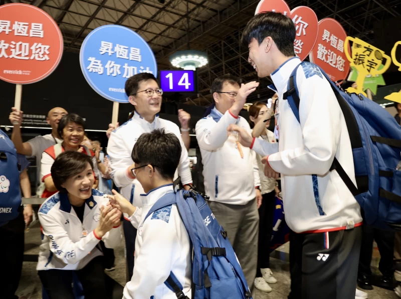 行政院鄭麗君副院長親臨為2024巴黎帕運選手送機,鼓勵選手享受比賽展現訓練成果。體育署提供
