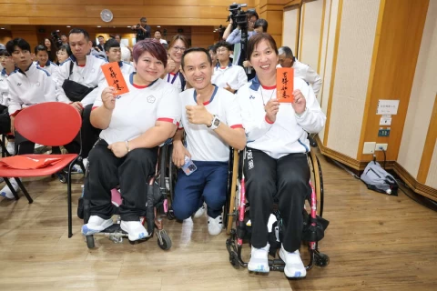 愛爾麗總裁常如山(中)鼓勵中華帕運選手。李天助攝