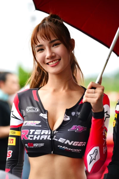 全國機車錦標賽場上也有非常盡責的美麗賽車女郎。TSR提供
