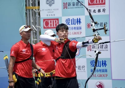 楊恢哲(右)即使開局不順沒讓勝利溜走。射箭協會提供