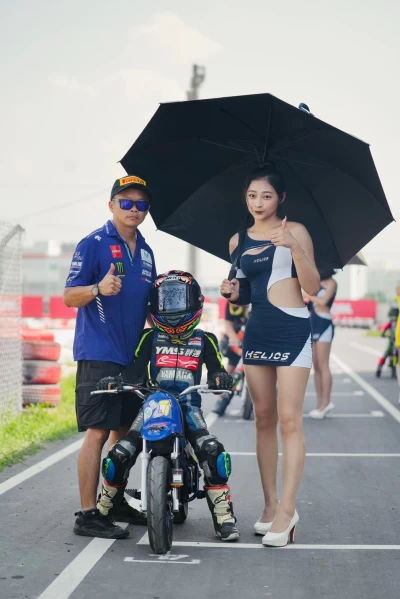 陳子龍跟父親陳榮勳出發前合照。TSR提供