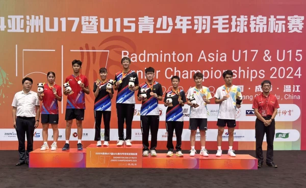 青少年亞錦賽U17混雙金牌 中華隊-林聖茗/詹品蓁 及 混雙銅牌 黃子源/龔嘉誼 (藍色上衣)。羽協提供