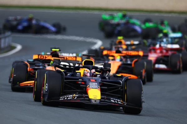Oracle Red Bull Racing 車隊Max Verstappen 以優異的起跑宣告下半季強勢回歸，在第一彎入彎前即取得領先位置。Red Bull 提供