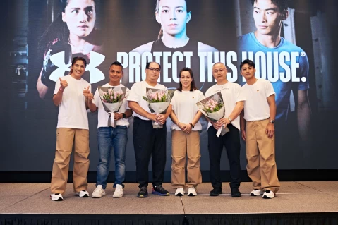 Team UA郭婞淳、陳念琴和楊勇緯驚喜獻花給一直在背後支持與幫助的教練。UA提供