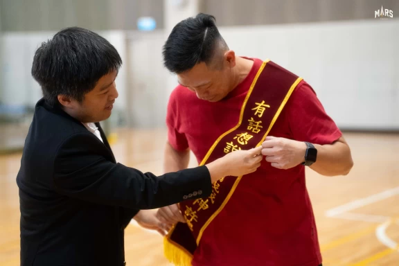 許皓程正式升任總教練，由總經理林祐廷為他披上榮譽肩披帶。官方提供