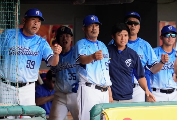 陳連宏（左一）調整為打擊教練 。（圖：富邦悍將提供）