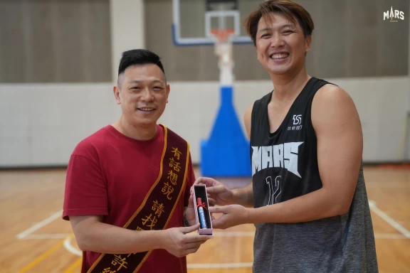 隊長林宜輝代表送上祝賀，小禮紅色白板筆期待新賽季能續寫勝利。官方提供