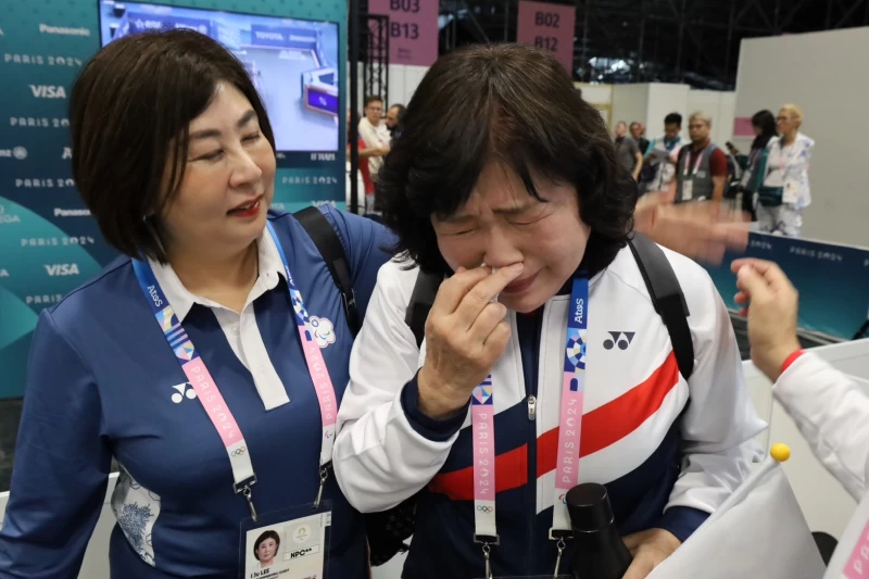 桌球拿下銀牌讓會長穆閩珠當場掉下淚來。愛爾麗提供