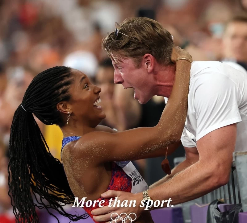 美國田徑帕運田徑選手伍德霍爾(Hunter Woodhall)在妻子戴維絲(Tara Davis)於奧運摘金後開心擁抱畫面感動不少人。摘自霍爾IG