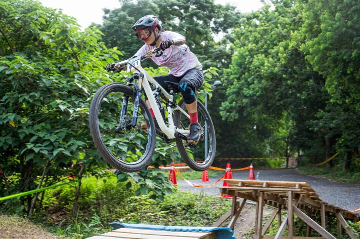 下坡女王周佩霓一路領先毫無懸念站上Trail菁英女子組頒獎台。圓創運動行銷提供