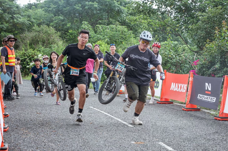 許智凱爸爸(左)卻因為在終點線前差點跌倒意外將手上的單車往前一伸成為率先壓線。圓創運動行銷提供
