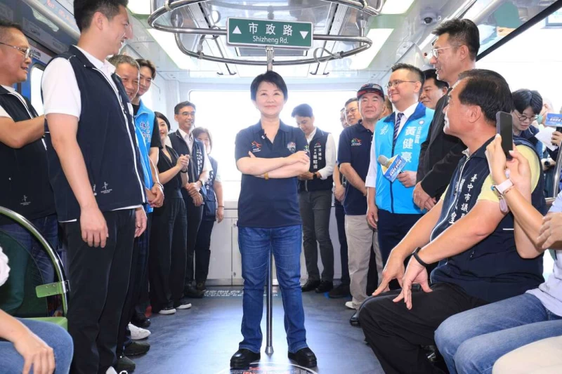 亞洲唯一全國矚目-盧市長開箱Red-Bull-Showrun-Taichung捷運彩繪列車-台中加碼6大優惠。台中市運發局提供