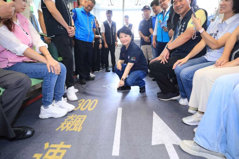 彩繪列車地上的賽車燒胎痕跡。台中市運動局提供