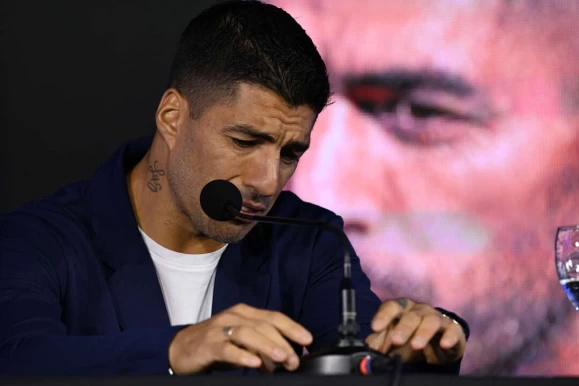 烏拉圭前鋒「牙擦蘇」蘇亞雷斯(Luis Suarez)強忍著淚水宣布最後一場國家隊比賽。法新社