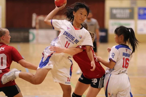 漳和國中女子手球隊參加2024年丹麥喬陵蘭國際手球分齡賽,抱回U13組冠軍。新北市政府體育局提供