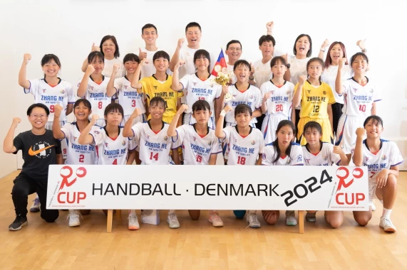 漳和國中女子手球隊參加2024年丹麥喬陵蘭國際手球分齡賽。新北市政府體育局提供